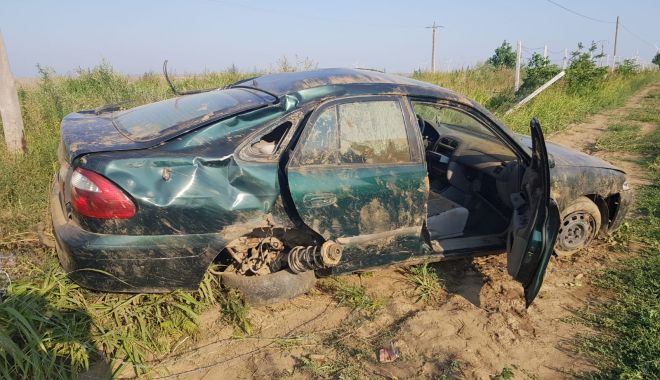 Mașină răsturnată în câmp. Trei victime au ajuns la spitalul din Medgidia - accident1-1564556760.jpg