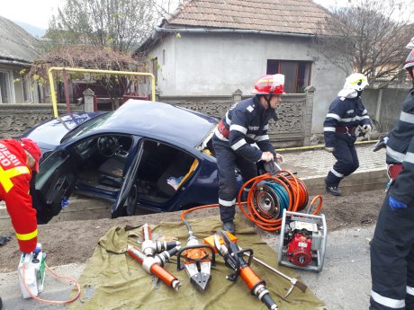 Groaznic accident rutier! Autoturism prins între două tiruri - accident116903300-1543074876.jpg
