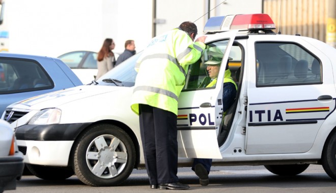 O șoferiță neatentă s-a izbit cu mașina de un parapet din beton - accident1350312073-1351586182.jpg