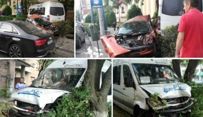 Un autoturism și un microbuz, proiectate pe trotuar, în urma unei coliziuni - accident13650x435-1527078222.jpg