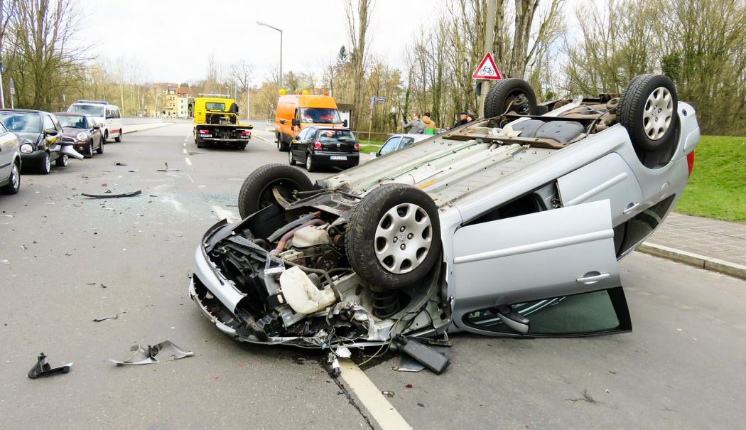 Mașină răsturnată într-o intersecție din Constanța. Șoferul a fost rănit - accident14090121280-1718523170.jpg