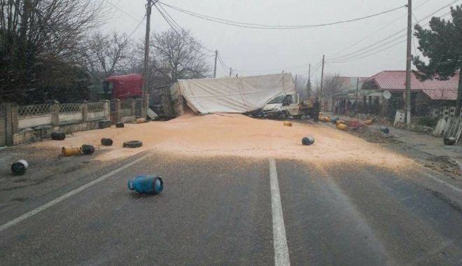 VIDEO. TIR RĂSTURNAT PESTE O CAMIONETĂ ÎNCĂRCATĂ CU ZECI DE BUTELII PLINE - Iată cum s-a produs accidentul - accident1519301721-1519304859.jpg