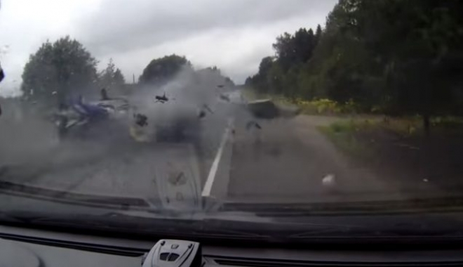 VIDEO ȘOCANT. SMULȘI DIN MAȘINĂ ȘI ARUNCAȚI ÎN CALEA ALTUI AUTOTURISM! Accident brutal, surprins pe cameră - accident1636x4001-1471159392.jpg