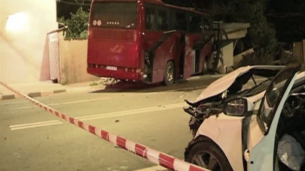 A trecut pe roșu cu autocarul, a rănit grav o șoferiță, și a spart o țeavă de gaz - accident16406400-1495436456.jpg