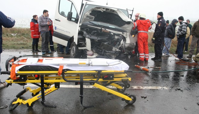 Bilanț tragic în primele zile din 2012, 14 morți și 38 de răniți - accident2-1325666791.jpg