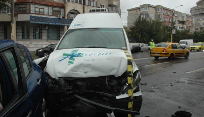 GALERIE FOTO / Accident rutier în lanț,  la Constanța. Patru mașini lovite - accident2-1380731707.jpg