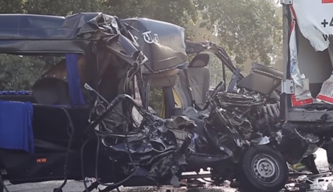 VIDEO / ACCIDENT GRAV ÎN UNGARIA, între un microbuz și un TIR: Trei români MORȚI și șase răniți - accident2-1500980728.jpg