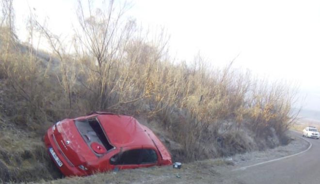 GALERIE FOTO / ACCIDENT RUTIER GRAV între Ostrov și Băneasa. Un autoturism S-A RĂSTURNAT - accident2-1546513918.jpg