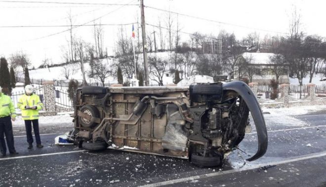 Un microbuz în care se aflau mai mulți adulți și doi copii s-a răsturnat din cauza vitezei neadaptate - accident263160400-1517478926.jpg