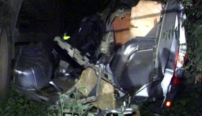 Accident rutier grav / Trei MORȚI și șase RĂNIȚI după ce o dubă s-a izbit într-un TIR - accident265982300-1437804787.jpg