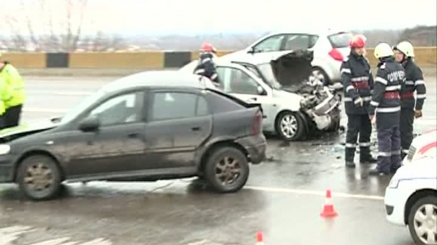 Adolescent de 16 ani, MORT, după ce s-a urcat la volan și a intrat în stâlp. Prietenii săi, răniți - accident268654400-1476433113.jpg