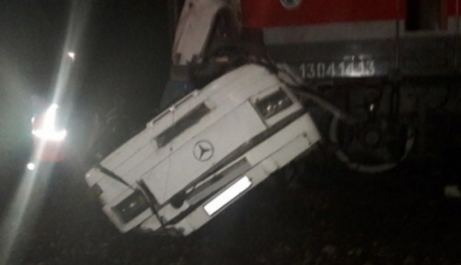 Cel puțin 19 morți după ce un tren a spulberat un autobuz - accident28084400-1507272309.jpg