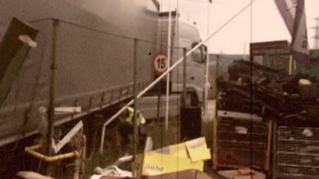Video. PRĂPĂD PE ȘOSEA / O basculantă scăpată de sub control a distrus totul în urmă - accident29175200-1471934587.jpg