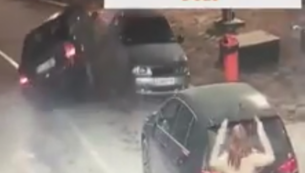Distracție sfârșită prost! Drifturi în benzinărie, încheiate cu un accident spectaculos - accident30249300-1540886132.jpg