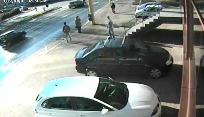 VIDEO ȘOCANT LA CONSTANȚA! Bătrân omorât pe trecerea de pietoni - accident31333438900-1333519699.jpg