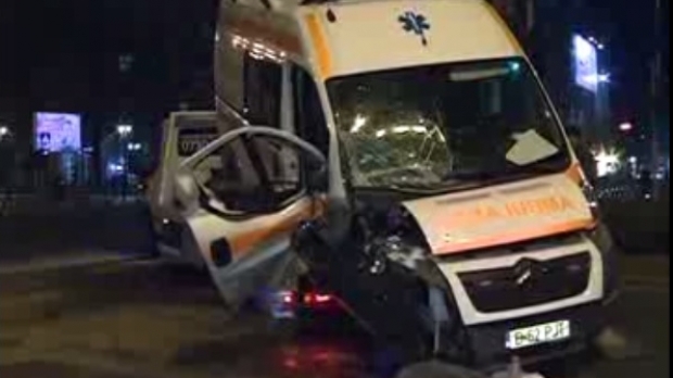Ambulanță în misiune, proiectată în stâlp de un bolid condus de un tânăr - accident336491001-1516440212.jpg