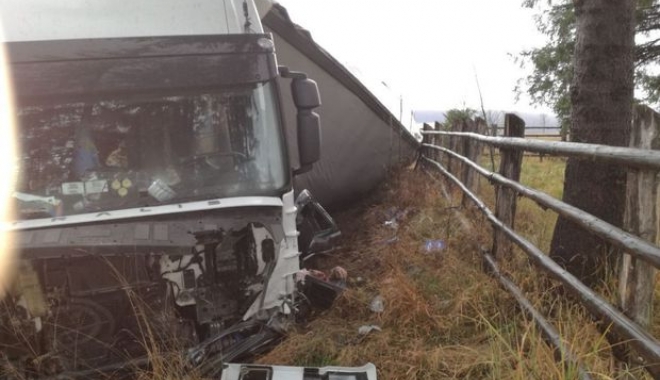 TIR plin cu parchet, răsturnat peste un autoturism. DOI OAMENI AU MURIT - accident41024x7681-1509192723.jpg