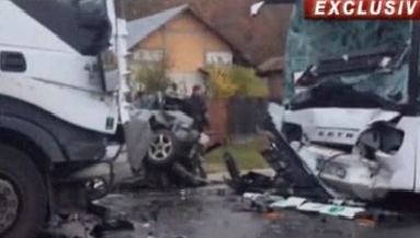ACCIDENT în lanț cu cinci vehicule: Carambol între un autocar cu pasageri, un autotren și trei autoturisme - accident484316700-1477559021.jpg