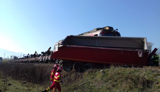 Accident feroviar! Un tren care transporta echipament militar a intrat într-un camion - accident5-1572255934.jpg