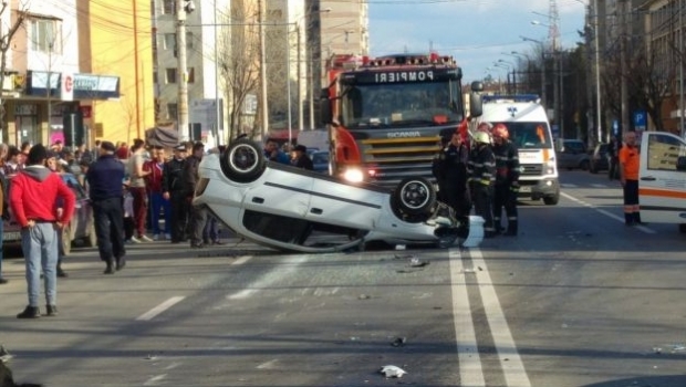 Accident grav. O șoferiță a vrut să întoarcă pe linia dublă continuă și a ajuns la spital - accident53863600-1488627672.jpg