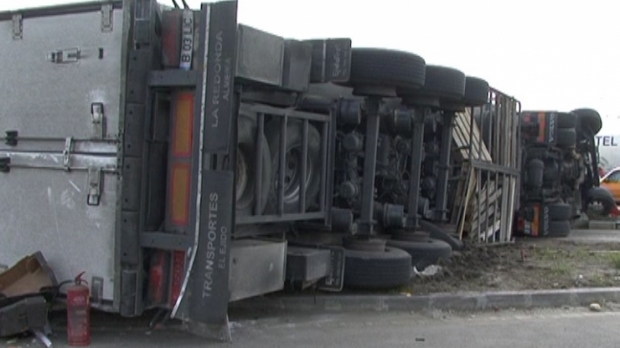 ACCIDENT GRAV. TIR RĂSTURNAT PE CALEA FERATĂ. O persoană a fost rănită - accident54051800-1496384037.jpg
