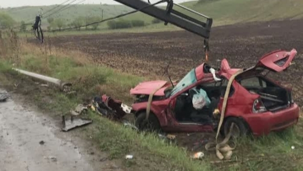 ACCIDENT RUTIER MORTAL. Un tânăr și-a pierdut viața, după ce a intrat cu mașina într-un stâlp de iluminat - accident54875300-1492691739.jpg