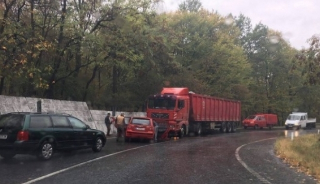 GRAV ACCIDENT RUTIER, după ce o șoferiță a intrat pe contrasens și s-a izbit de un TIR - accident55624500-1476080913.jpg