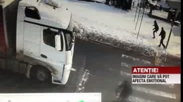 Femeie lovită de TIR, supraviețuire miraculoasă. Scena a fost surprinsă de camerele de supraveghere - accident666507600-1519200094.jpg