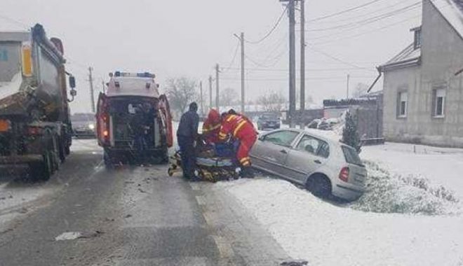 Impact violent din cauza vitezei și a zăpezii, pe DN 7 - accident76135200-1521492642.jpg
