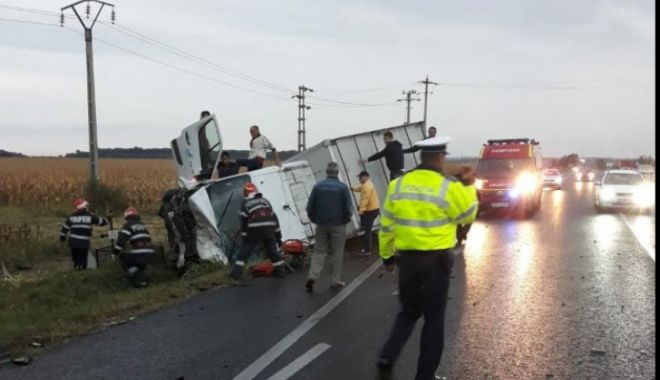 O șoferiță de 27 de ani, spulberată de un TIR după ce a derapat cu mașina - accident7696x92851664000-1537691174.jpg
