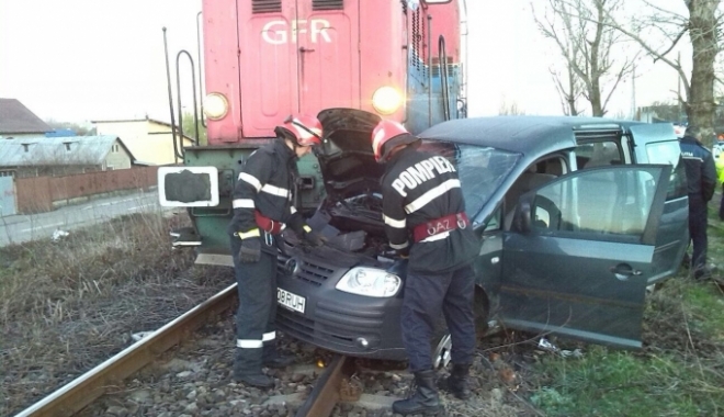 GRAV ACCIDENT RUTIER! MAȘINĂ CU ȘAPTE PASAGERI, LOVITĂ DE TREN - accident87767400-1490598965.jpg