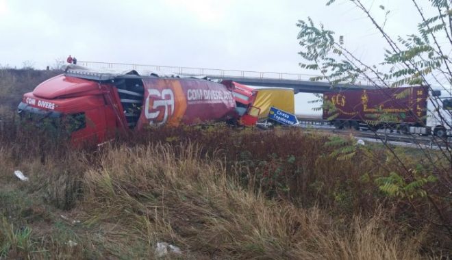 Accident rutier între două tiruri, pe autostradă. Victime: ambii șoferi! - accidenta1tiruri74399700-1572431534.jpg