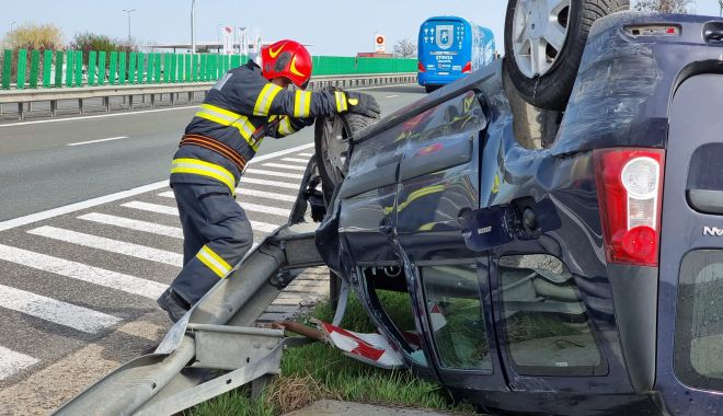 Accident rutier pe Autostrada A2. O maşină s-a răsturnat în afara părții carosabile - accidenta2-1650273529.jpg