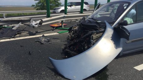 Accident pe drumul spre mare  între o mașină și un camion, pe A2 - accidenta266063300-1562397267.jpg