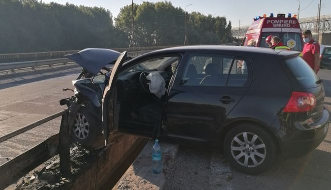 Mașină suspendată pe parapet, pe Autostrada Soarelui - accidenta2sursaisudobrogea-1594564052.jpg