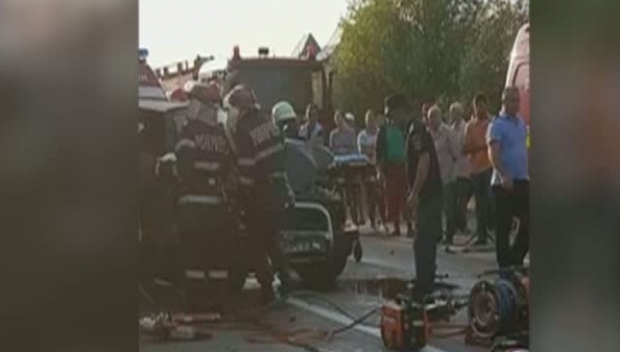 GRAV ACCIDENT RUTIER! Două persoane au fost descarcerate, după ce mașina lor a intrat sub un TIR - accidentag12738100-1535093076.jpg