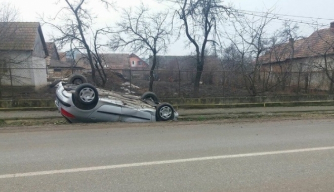 ACCIDENT RUTIER! S-A RĂSTURNAT CU MAȘINA ÎN ȘANȚ - accidentalba10002800-1514892869.jpg