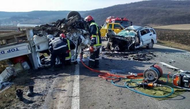 CARNAGIU PE ȘOSEA! Șoferul uneia dintre mașini, DECEDAT - accidentalba38277400-1425722454.jpg