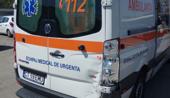 Ambulanță implicată într-un accident rutier în timp ce se deplasa la o intervenție - accidentambulanta-1503741746.jpg