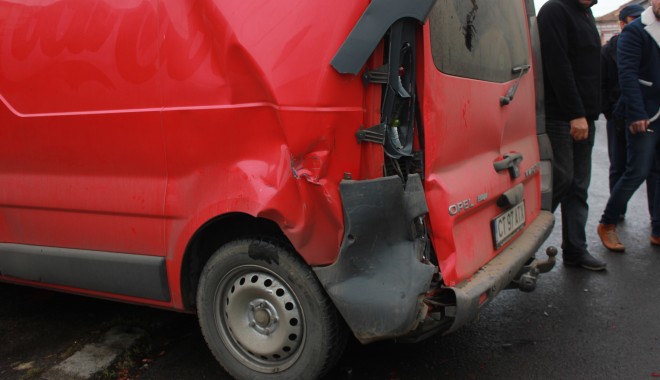 ACCIDENT ÎN CENTRUL CONSTANȚEI / O ambulanță a făcut prăpăd în intersecție. Patru mașini avariate - accidentambulanta2-1385123748.jpg