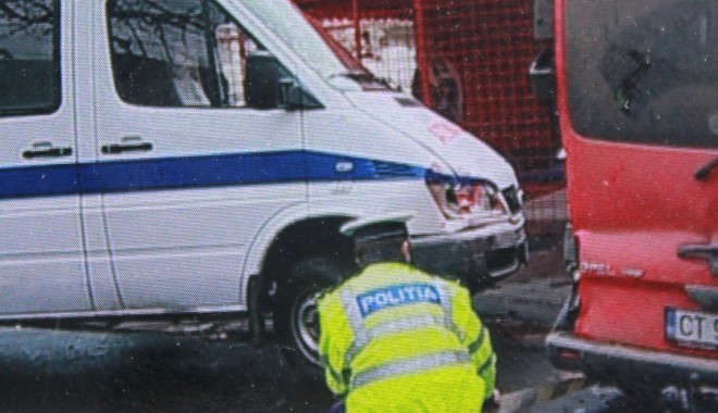 ACCIDENT ÎN CENTRUL CONSTANȚEI / O ambulanță a făcut prăpăd în intersecție. Patru mașini avariate - accidentambulanta3-1385123756.jpg