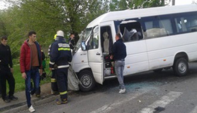 Microbuz plin cu copii, implicat într-un accident rutier - accidentarges186656900-1525860586.jpg