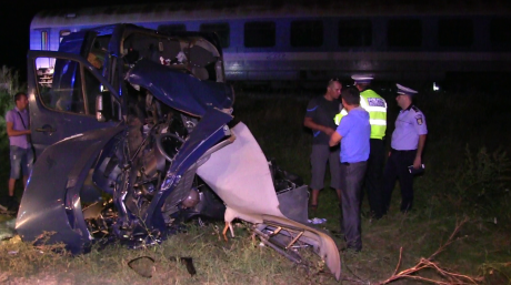 Microbuz spulberat de tren! Cel puțin 4 morți, plan ROȘU de intervenție - accidentarhiva2018083003h32m07s2-1555357723.jpg