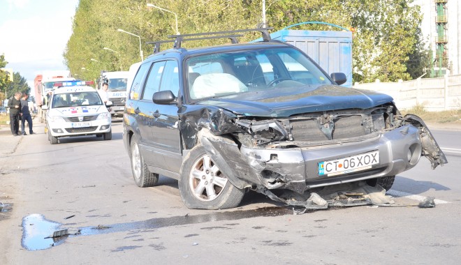 Vezi imagini de la accidentul de astăzi de pe bulevardul Aurel Vlaicu  GALERIE FOTO - accidentaurelvlaicunicolaefiimon-1318598120.jpg