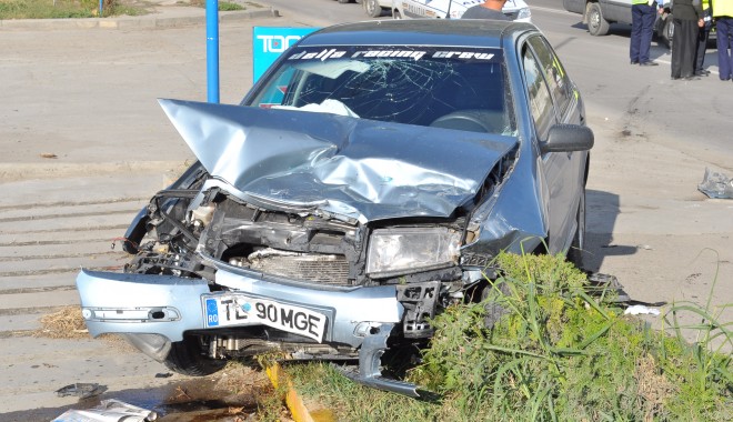 Vezi imagini de la accidentul de astăzi de pe bulevardul Aurel Vlaicu  GALERIE FOTO - accidentaurelvlaicunicolaefiimon-1318598227.jpg
