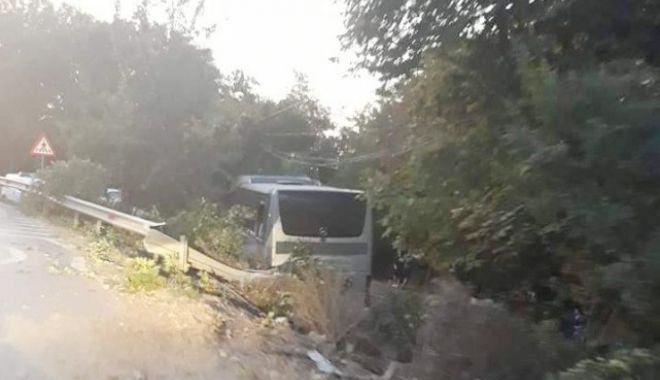 GALERIE FOTO / ACCIDENT RUTIER GRAV în Eforie Nord. Un autocar cu zeci de turiști a intrat într-un copac - accidentautocar-1567841633.jpg