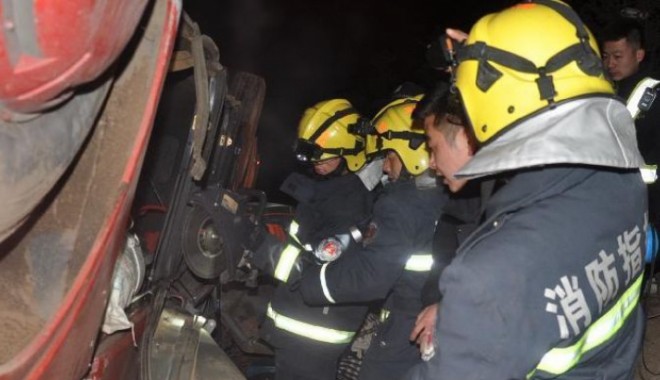 Accident rutier TERIBIL în CHINA - accidentautocarchina93877200-1393854808.jpg
