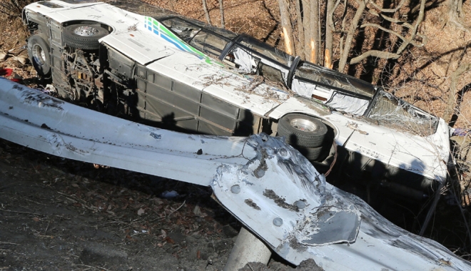 Un autocar a sărit de pe  un pod, încercând să evite o motocicletă: 13 morți - accidentautocarindia-1462449597.jpg