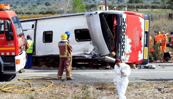 A fost carmagiu  pe șosea! Cel puțin 35 de morți  și 20 de răniți. Victimele,  de nerecunoscut - accidentautocarsicisterna-1472995276.jpg
