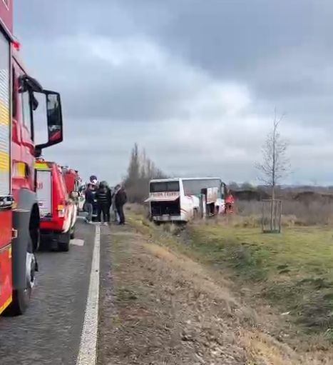 Autocar cu pasageri, implicat într-un accident rutier, după ce șoferul a murit la volan - accidentautocartm-t-1733920158.jpg